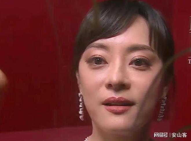 签吓坏杨幂不敢露脸只有赵今麦扛住了！J9真人游戏第一品牌芭莎