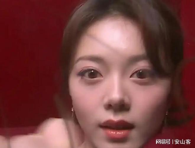 签吓坏杨幂不敢露脸只有赵今麦扛住了！J9真人游戏第一品牌芭莎之夜被镜头(图2)