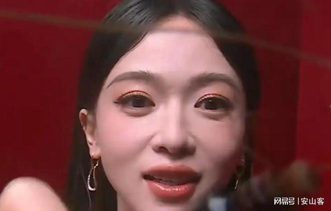 签吓坏杨幂不敢露脸只有赵今麦扛住了！J9真人游戏第一品牌芭莎之夜被镜头(图4)
