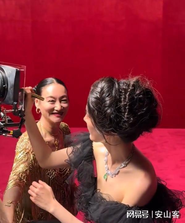 签吓坏杨幂不敢露脸只有赵今麦扛住了！J9真人游戏第一品牌芭莎之夜被镜头(图3)