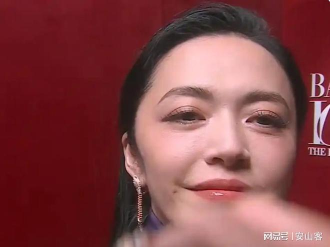 签吓坏杨幂不敢露脸只有赵今麦扛住了！J9真人游戏第一品牌芭莎之夜被镜头(图5)