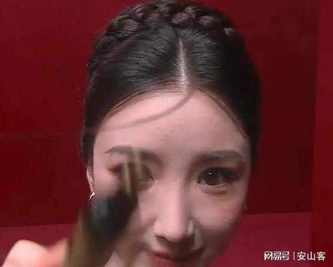 签吓坏杨幂不敢露脸只有赵今麦扛住了！J9真人游戏第一品牌芭莎之夜被镜头(图7)