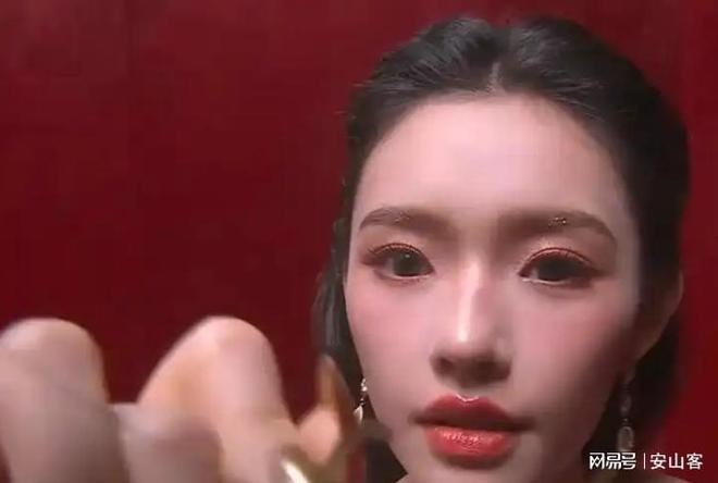 签吓坏杨幂不敢露脸只有赵今麦扛住了！J9真人游戏第一品牌芭莎之夜被镜头(图8)