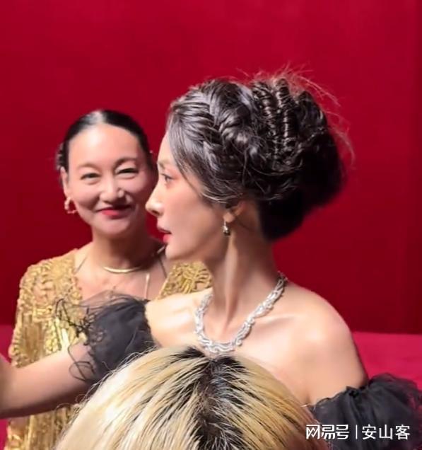 签吓坏杨幂不敢露脸只有赵今麦扛住了！J9真人游戏第一品牌芭莎之夜被镜头(图10)