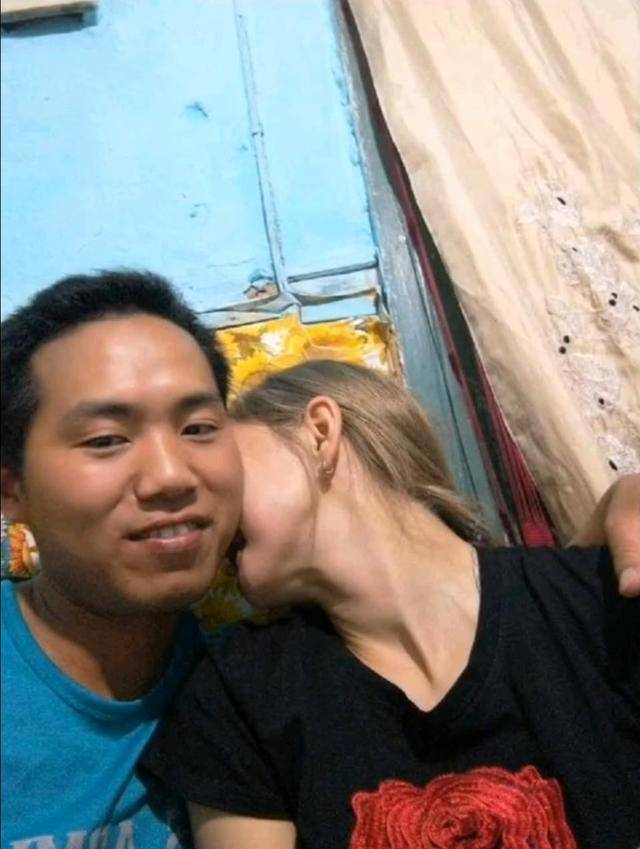 小伙跑到俄罗斯养猪8年还娶到00后大俄美女j9九游真人游戏第一平台和妻子离婚后河