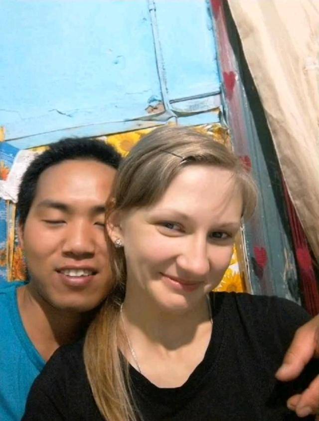 小伙跑到俄罗斯养猪8年还娶到00后大俄美女j9九游真人游戏第一平台和妻子离婚后河北(图3) 小伙跑到俄罗斯养猪8年还娶到00后大俄美女j9九游真人游戏第一平台和妻子离婚后河北(图3)